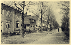 14439 Gezicht in de Van Lenneplaan met bebouwing en rijen bomen te Soest.